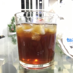 Pha liền ly hồng trà/ trà đào mát lạnh rồi đổ kem béo lên mặt thưởng thức ngay thôi. Đảm bảo cả nhà bạn sẽ phải trầm trồ khen ngợi đó!