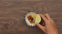 Pha nước chấm cùng 2 muỗng cà phê muối, 1 muỗng cà phê tiêu, 1/2 muỗng cà phê ớt bột, 1/2 trái chanh, 5gr lá chanh cắt sợi, 1 muỗng cà phê sả bằm. Sau đó trộn đều