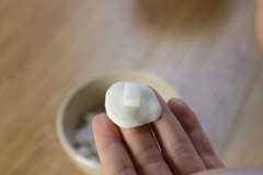 Cách làm trân châu dừa cho dừa dầm: Chọn cùi dừa khô (nhân dày, cứng hơn, khi ăn trân châu sẽ giòn hơn). 100gr cùi dừa rửa sạch, cắt hạt lựu. Cho lần lượt 100ml nước sôi vào 100gr bột năng, trộn đều, nhào bột đến khi tạo thành khối dẻo mịn. Cho nhân dừa vào rồi nặn thành viên tròn nhỏ. Cho vào nồi nước đun sôi đến khi trân châu nổi lên, sau đó cho vào tô nước đường để nguội.