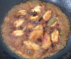 Cho tiếp vào hoa hồi, thanh quế, lá nguyệt quế. Nêm thêm 2 muỗng canh nước tương, 1g muối và 2 muỗng canh nước sốt mận vào, khuấy đều. Đun lửa to cho nước gần cạn thì mở nhỏ lửa. Rim cho sốt mặn ngọt cạn và đặt sệt thì tắt bếp.