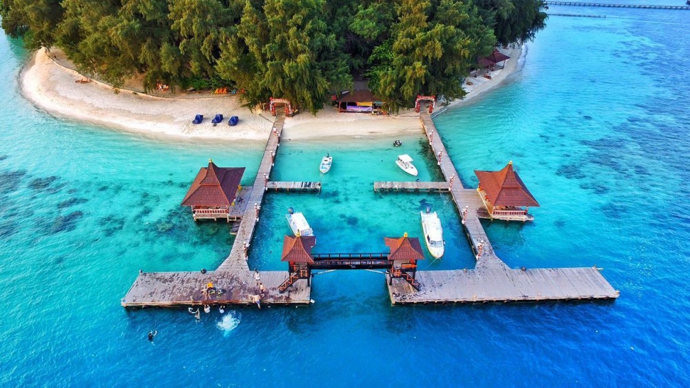 Kepulauan Seribu resort and beach. Indonesia top beautiful interesting tourism destination, Bali tourism, Kepulauan seribu, Bintan island, Raja ampat island, Sumbawa, Morotai maluku. CarbonEthics Indonesia