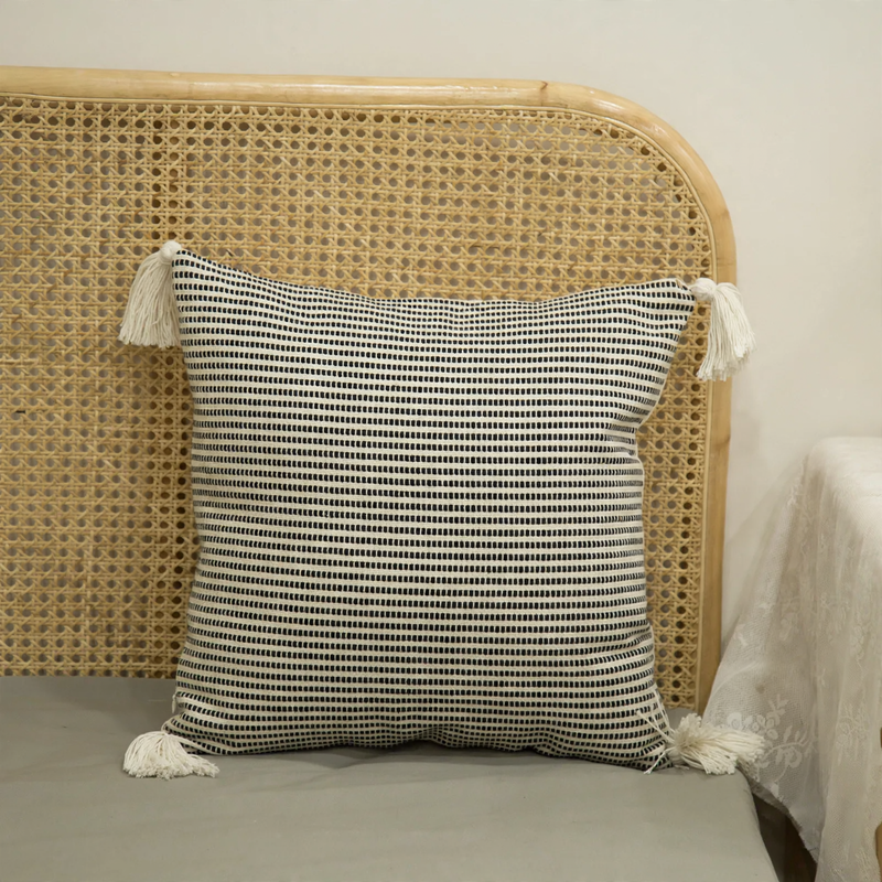 Decorative pillow with embroidery, cotton