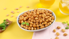 Cho đậu phộng ra đĩa và thưởng thức. Những đậu phộng được áo qua lớp bột mì khi chiên vàng giòn, ăn vào giòn rụm, vị béo béo ngon ngất ngây.