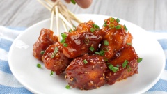 Gà sốt chua ngọt tẩm mè đã xong, bạn thưởng thức ngay khi còn nóng với cơm, rắc thêm hành lá vào thì tuyệt vời lắm nhé. Có thể trộn nước xốt gà chua ngọt vào cơm trắng sẽ giúp cơm trắng thêm ngon hơn.