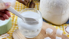 Để làm rau câu dừa thêm lạ miệng, có thể thêm cùi dừa cắt nhỏ vào rau câu nhé. Thực hiện tương tự, làm từng lớp như rau câu trái dừa. Vị dai dai sần sật béo ngậy của cùi dừa sẽ làm món ăn thêm ngon miệng.