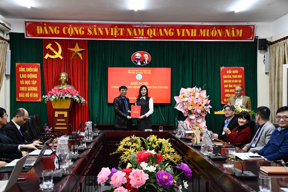 Hội nghị công bố quyết định về công tác cán bộ