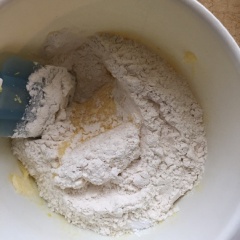 Bơ để tan mềm ở nhiệt độ phòng rồi cho vào âu lớn cùng 150g đường, đánh tan. Sau đó cho 1/2 muỗng tinh chất vani, trứng gà và 2 muỗng sữa tươi vào trộn thật đều. Rây 180g bột mì vào cùng bột nở và baking soda, muối, húng quế xắt nhỏ, vỏ chanh bào. Trộn từ từ và chậm cho hòa quyện thành khối bột mịn. Để ủ 1 giờ cho bột nở.