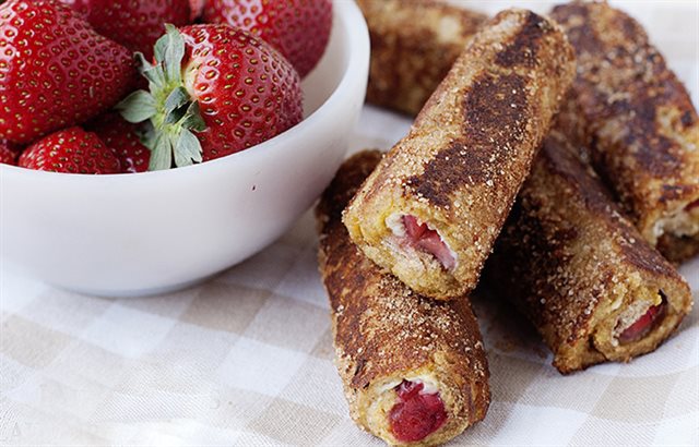 Bánh Mì Cuộn Dâu Tây Chiên