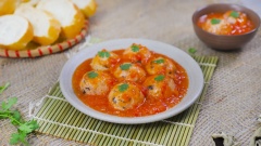 Dọn món ra đĩa và thưởng thức khi còn nóng, bạn có thể ăn kèm với cơm nóng hoặc bánh mì đều vô cùng thơm ngon. Những viên xíu mại mềm thơm, bùi béo, nước sốt cà chua sóng sánh, đậm đà sẽ khiến cho bạn càng ăn càng mê.
