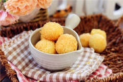 Từng chiếc bánh dừa nướng nhỏ xinh vừa xốp vừa giòn lại thơm nức vị bơ dừa hấp dẫn vô cùng.