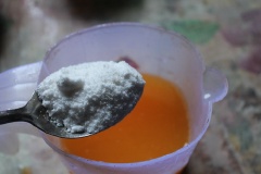 Bôt gelatin cho vào nồi bắt lên bếp nấu sôi cho tan chảy. Nước cốt cam lọc lại lần nữa để loại bỏ hạt và xác cam, sau đó cho đường, gelatine vào khuấy đều, thêm 1 giọt màu cam vào và khuấy thêm lần nữa là được.