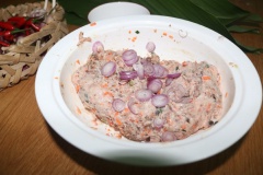 Cho giò sống, thịt xay, cà rốt, mộc nhĩ, hành tím, ớt, hạt tiêu vào trộn đều. Nêm với 10ml Xốt nêm đậm đặc thịt gà, ướp trong khoảng 15-20 phút.