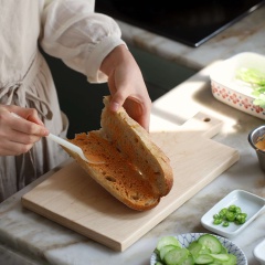 Bổ đôi nửa ở bánh mì nhưng không cắt rời, phết vào hỗn hợp sốt tương cà, sốt mayonnaise và siro bắp. Sau đó nhồi vào đồ chua, thịt gà, ớt và ngò rí là có thể dùng.