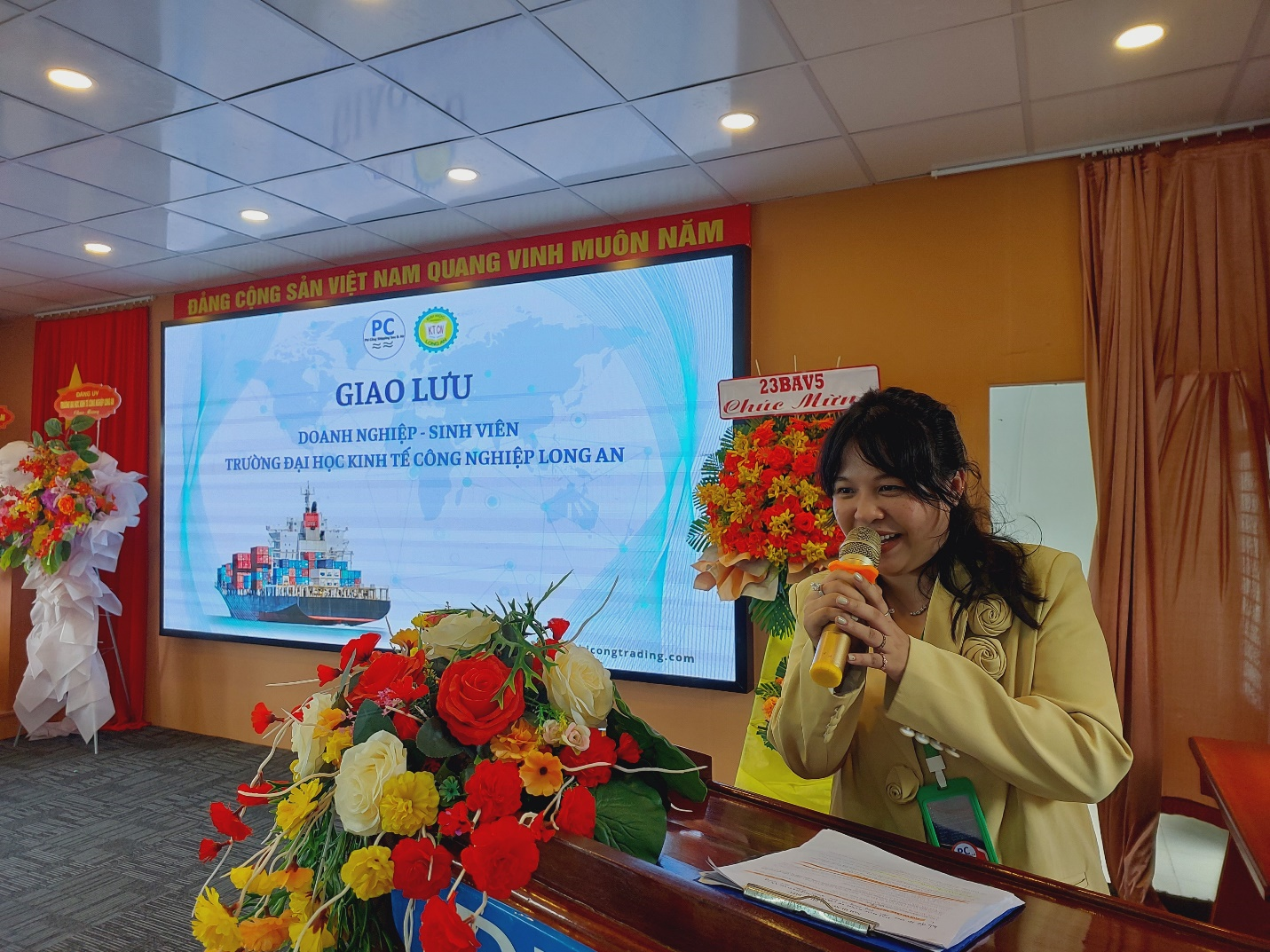 Bà Lâm Huỳnh Thủy Tiên - GĐ kinh doanh cùng các thành viên đã có những chia sẽ cực kỳ bổ ích về kinh nghiệm, kỹ năng phỏng vấn và viết CV để gây ấn tượng với nhà tuyển dụng.