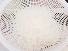 Ngâm miến 15 phút cho nở. Đun sôi một nồi nước rồi cho miến vào luộc khoảng 5-10 phút là miến chín, thời gian luộc tùy vào loại miến bạn mua nữa nha! Sau khi luộc xong thì cho miếng ra rổ, xả qua nước lạnh vài lần rồi để ráo. Đun nóng dầu ăn, cho tỏi vào phi thơm, rồi cho thịt vào xào với lửa lớn để thịt không bị dai. Thịt chín thì cho thịt ra dĩa.
