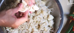Mít non - Nguyên liệu không nên thiếu để thưởng thức trọn vẹn tinh thần của món ăn. Mít non sau khi mua về, mọi người gọt bỏ phần vỏ xanh rồi rửa qua nước có bỏ thêm vài lát chanh hoặc ít giấm chua để mít không bị đen. Cắt khúc rồi luộc mít trong nước sôi từ 7-10 phút sau đó vớt ra cho vào nước lạnh và xé nhỏ. Lưu ý: Khi gọt mít nhớ thoa dầu lên dao, để ko lát dễ rửa nha... mà xui, đàn ông vào bếp vẫn hậu đậu... thú thật là mình quên thoa😭😭😭