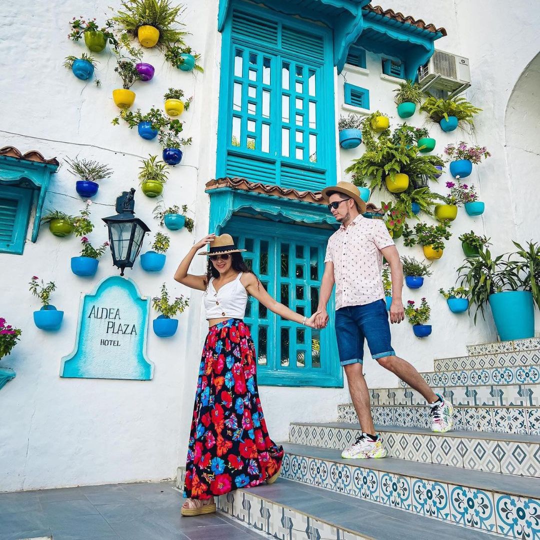 Pareja disfrutando el ambiente del Hotel Aldea Plaza en Doradal