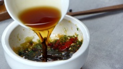 Nước mắm ngò: Cho 10gr ớt tươi, 10gr tỏi, 10gr ngò rí và 30gr đường vào cối, giã đến khi các nguyên liệu nhuyễn và đường tan bớt. Sau đó cho 30ml nước mắm và vắt 10ml nước cốt tắc vào. Dùng muỗng khuấy đều đến khi các nguyên liệu hòa quyện với nhau.