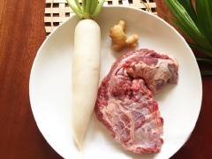 Thịt bò rửa sạch để ráo nước rồi cắt thành những viên nhỏ vừa ăn. Đem ướp thịt bò với 1 muỗng cà phê nêm, 1 muỗng cà phê nước màu và 10ml dầu ăn rồi để 30 phút cho ngấm.