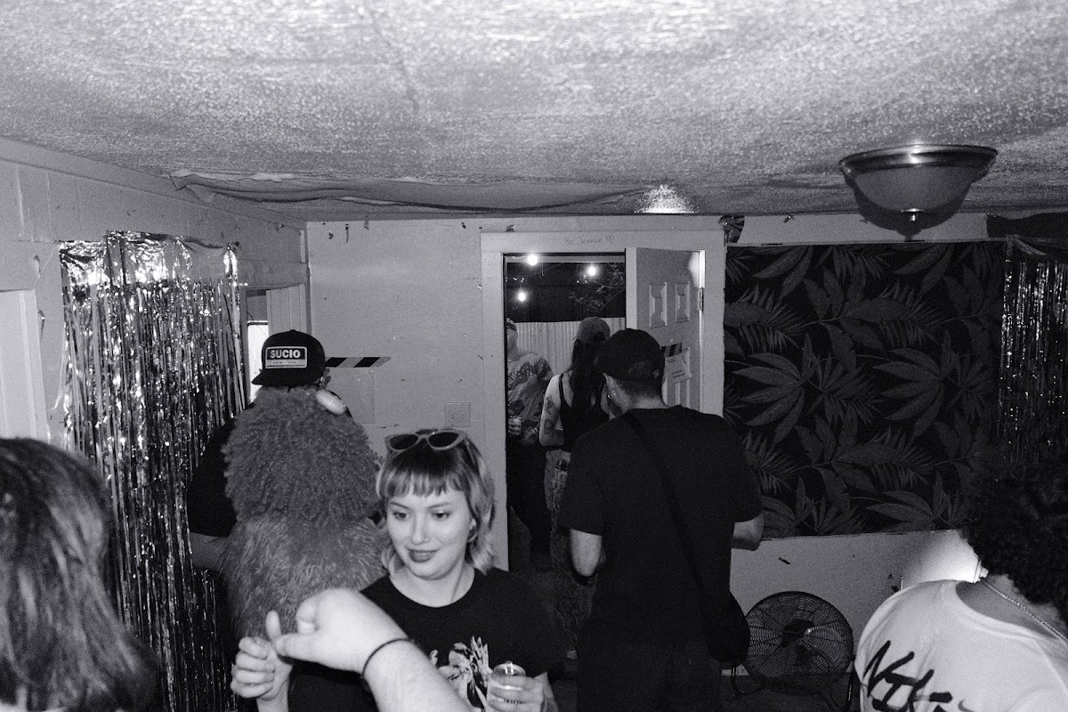 @tlau.photos_thelostandunfounds_2026-03-22_austin_last_night_noir_008