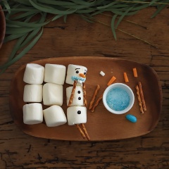 Mỗi người tuyết bạn cần 3 cái kẹo marshmallow. Sau đó dùng kẹo màu và bánh để trang trí mắt, mũi, miệng, chân tay như trong hình là được.