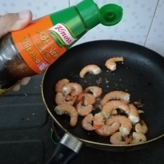 Trụng sơ cà rốt, súp lơ qua nước sôi. Để bếp nóng, bỏ hành tỏi phi thơm, cho tôm vào xào. Nêm chút hạt nêm và sốt nêm đặm đặc thịt heo Knorr.