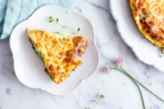 Khi ăn, bạn cắt trứng ra thành miếng nhỏ như bánh pizza rồi thưởng thức nhé. Món này ngon nhất là khi được chấm với tương ớt, tương cà đấy.