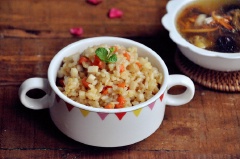 Tùy vào sở thích, bạn có thể chiên cơm hơi khô hoặc hơi ẩm ướt nhé! Cơm chiên trứng với nấm đùi gà và cà rốt sẽ không quá khó để chị em có thể tạo nên một bữa sáng ngon miệng và hấp dẫn, đầy đủ dưỡng chất cho cả nhà đâu nhé!