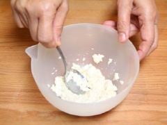 Đậu đỏ ngâm nước ấm khoảng 1 tiếng rồi ninh chín, thêm chút đường trắng vào rồi cho vào máy xay, xay đến khi nhuyễn đều và mịn. Đậu phụ cho vào bát, dùng thìa nghiền nhuyễn rồi cho bột gạo nếp và đường vào trộn đều đến khi mịn.