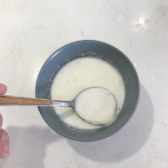 Bóc 2 miếng phô mai con bò cười cho vào chén, đun cách thủy cho cho nóng chảy. Trong chén khác, ngâm gelatine vào 100ml sữa tươi.