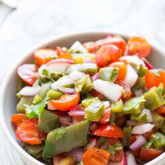 Cho salad ra đĩa và thưởng thức. Mặc dù là loài cây mọc hoang có nhiều gai góc, nhưng người dân đã chế biến được rất nhiều món ngon từ cây xương rồng. Bạn cũng làm thử cho gia đình mình thưởng thức để trải nghiệm ẩm thực miền Trung đi nhé!