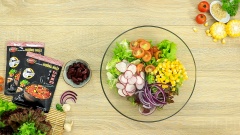 Rửa sạch và cắt khúc ngắn 50gr xà lách lô lô xanh, 50gr xà lách lô lô tím, 50gr xà lách fries. Cho các loại xà lách vào tô, thêm 30gr hành tây tím cắt sợi, 30gr cà chua bi cắt đôi, 30gr hạt bắp Mỹ luộc chín, 30gr củ cải đỏ thái lát và 30gr đậu đỏ đóng hộp. Rưới nước sốt Yakiniku trộn salad vào rồi trộn lên thật đều.