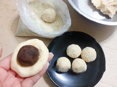 Lấy khối bột ra rồi chia thành các viên đều nhau, cứ 2 phần vỏ thì 1 phần nhân. Ấn dẹt miếng bột rồi cho nhân vào và túm mép vỏ bột lại sao cho kín nhân. Vo lại cho tròn rồi lăn qua vừng sao cho bánh bám đều 1 lớp vừng bên ngoài. Làm như vậy cho hết chỗ nguyên liệu còn lại.