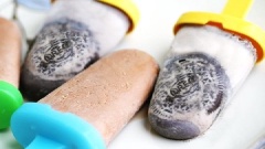 Đặt kem que oreo trong ngăn đá tủ lạnh khoảng 6 giờ để kem đông cứng lại.