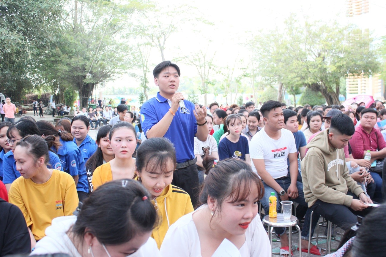 Sinh viên đặt câu hỏi giao lưu xoay quanh vấn đề về phương pháp học tiếng Anh hiệu quả trong thời kỳ hội nhập