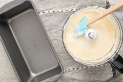 Mở sẵn lò nướng ở 190 độ C. Cho 1/4 muỗng cà phê cream of tartar vào âu cùng 6 lòng trắng trứng rồi dùng cây đánh trứng đánh đến khi hỗn hợp xốp mịn. Tiếp đó chế hỗn hợp lòng trắng vào máy xay rồi rây 200g bột hạnh nhân vào âu cùng bơ, baking soda, giấm táo và bột dừa. Bật máy xay thật nhuyễn mịn hỗn hợp.