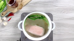 Cho thịt ba chỉ vào nồi nước sôi sau đó chần sơ, khi nước sôi trở lại thì vớt thịt ra và rửa lại với nước sạch. Sau đó bắc một nồi nước khác, cho hành lá, gừng và một ít muối vào nồi, chờ nước sôi rồi cho thịt vào luộc khoảng 20 phút đến khi dùng đũa xuyên qua được là thịt chín. Thịt luộc xong, lấy ra để nguội bớt, sau đó cắt thành lát mỏng.