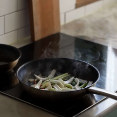 Đun nóng 2 muỗng canh dầu ăn trong chảo, cho tỏi, hành boa rô, hành tây và ớt đã cắt vào đảo đều cho thơm. Tiếp đến cho nấm vào, nêm 2 muỗng canh nước tương, 2 muỗng canh rượu, 1 muỗng canh dầu hào, 1 muỗng cà phê đường, bột gừng và tiêu vào, xào 1-2 phút.