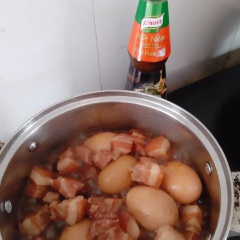 Cho 3 muỗng canh Knorr Xốt nêm vào thịt đảo đều, để 15 phút cho thịt thấm đều. Đun nóng nồi, sau đó cho vào 2 muỗng canh dầu ăn + 2 muỗng canh đường, đảo từ từ cho đến khi đường chuyển sang màu vàng cánh gián và sôi lên thì cho thêm 600ml nước dừa + 2 muỗng canh đường.