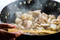 Thịt gà rửa sạch, cắt miếng vừa ăn. Nấm đông cô khô cho vào tô nước ngâm nở mềm khoảng 20 phút rồi vớt nấm ra vắt ráo nước. Phần nước ngâm nấm chính là nước dùng nấm đấy. Nấm tươi rửa sạch, xắt miếng vừa ăn. Đun nóng chảo dầu, cho tỏi, gừng vào phi thơm 30 giây. Sau đó cho thịt gà vào đảo cho chín tái rồi cho nấm tươi vào xào 2 - 3 phút.