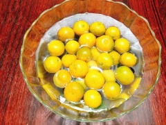 Hũ thủy tinh đem rửa sạch rồi đổ nước sôi chần sơ qua tiệt trùng cho sạch sẽ, phơi nắng hoặc lau khô hũ mới đem sử dụng. Tắc mua về rửa sạch, cho vào âu, thêm 1 chút muối rồi xóc đều sau đó đổ nước vào ngâm quất 15 phút rồi vớt ra cho ráo nước.