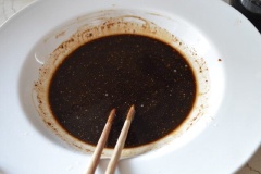 Thịt heo rửa thật sạch, để ráo rồi cắt thành miếng vừa ăn. Ướp thịt với 60ml nước tương, tiêu, 1 muỗng dầu mè, 1/2 muỗng bột bắp, 1/4 muỗng bột ngũ vị hương, 1 muỗng rượu Shaoxing, trộn thật đều và để 20 phút cho thấm. Làm nóng chảo với dầu ăn, cho thịt vào chiên chín vàng một mặt thì trở mặt. Mỗi mặt thịt chiên khoảng 5 phút là chín vàng.