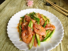 Măng tây giòn mát ngọt, tôm chín giòn sần sật, ngấm đều gia vị thanh đạm. Món tôm xào măng tây gừng tỏi thích hợp dùng cho bữa cơm sum họp những ngày đầu năm mới nhé!