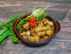 Cho thịt ra thố rồi dùng với cơm nóng vào những ngày trời se se lạnh thì còn gì bằng đúng không các chị em nội trợ.