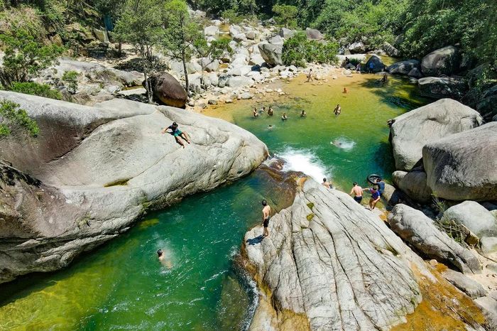 Giữa đại ngàn, du khách đổ về thác Ma Hao 'giải nhiệt' - Báo Thanh Hóa