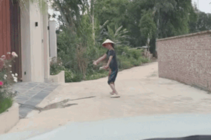 Mẹ nhảy múa trước biệt thự đón con gái về chơi - Tạp chí Tri thức