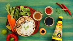 Cà rốt, ớt chuông đỏ cắt sợi. Đậu que tước bỏ xơ, cắt xéo hai đầu. Bông cải xanh cắt thành những bông nhỏ. Cho rau củ vào trụng sơ với nước sôi, sau đó ngâm vào nước lạnh để rau củ giữ được độ tươi và giòn.