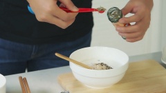 Bắc dầu cho nóng, trộn tôm cho đều nêm hết các gia vị như muối, tiêu nếu có lá rosemery khô thì cho vào bạn nhé (tùy thích).Khi dầu nóng cho từng con tôm đã nhúng bột vào chiên đến khi vàng.
