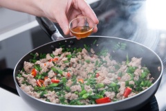 Thêm một ít nước vào và đun khoảng 2 phút sau đó nêm đường, hạt tiêu trắng, dầu mè và đảo đều.