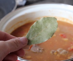 Thả lá nguyệt quế vào nồi, thêm 3 muỗng canh rượu vang nữa. Đậy kín nắp, đun cho thịt bò chín nhừ.